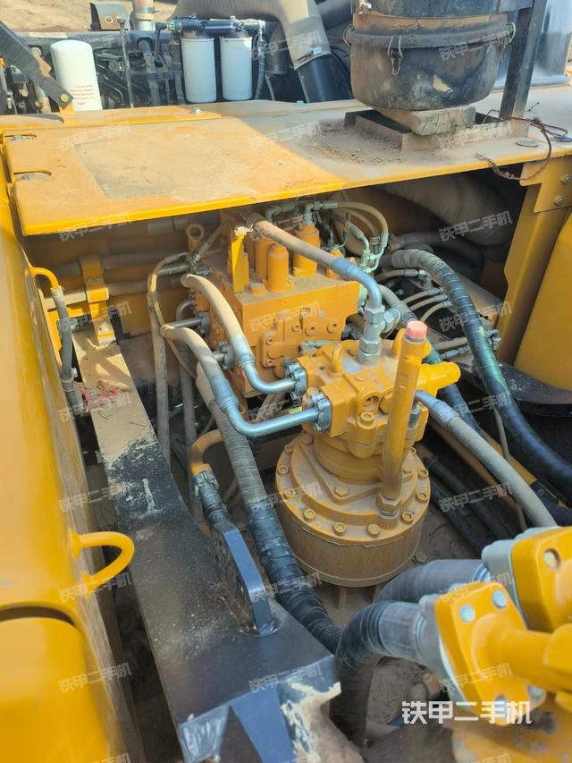 回转马达和主控阀（整机外观）