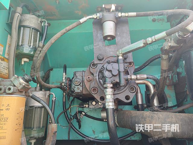 液压泵舱室正面整体（整机外观）