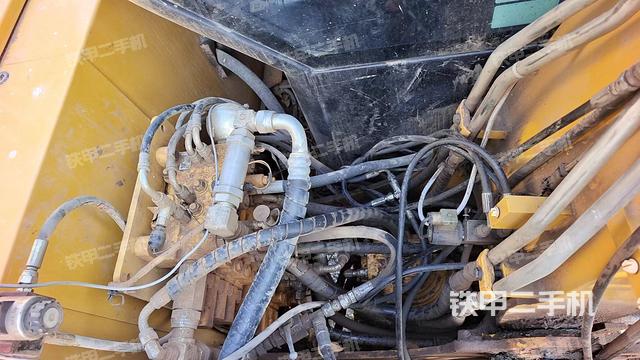 回转马达和主控阀（整机外观）