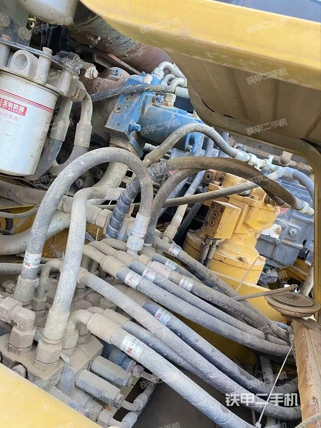 回转马达和主控阀（整机外观）