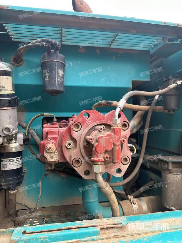 液压泵舱室正面整体（整机外观）