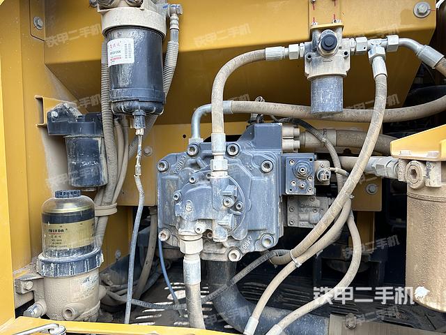 液压泵舱室正面整体（整机外观）