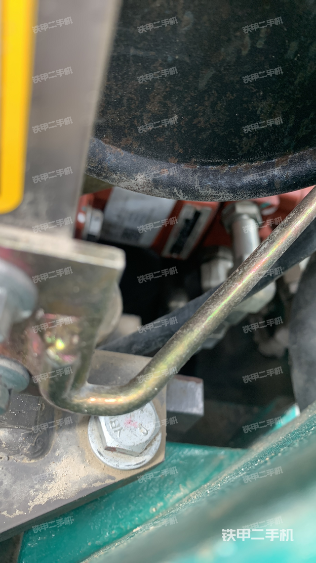 液压泵舱室正面整体（整机外观）