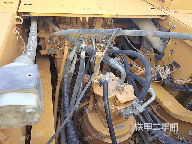 回转马达和主控阀（整机外观）