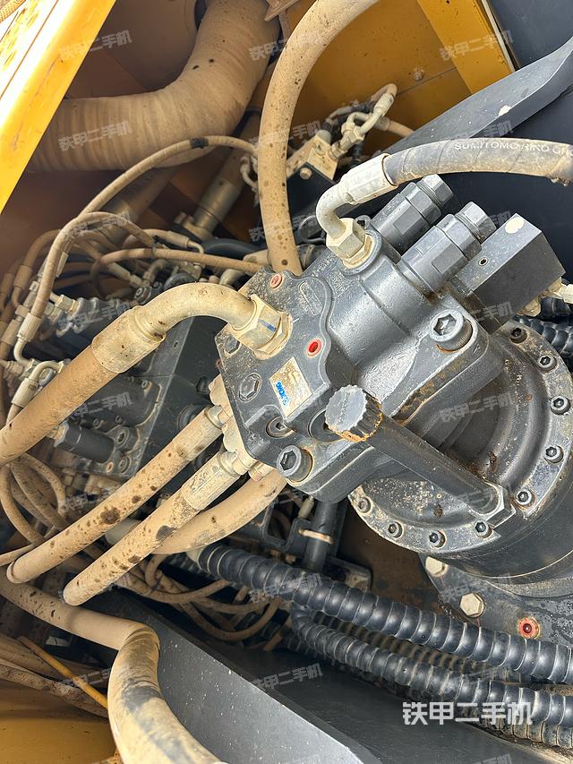 回转马达和主控阀（整机外观）