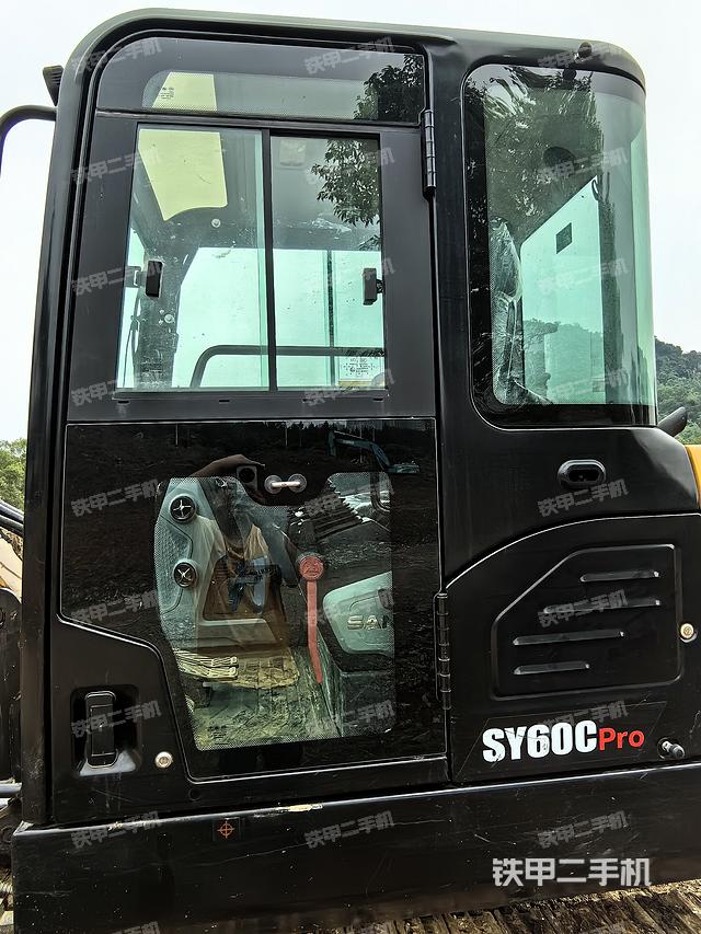 驾驶室顶部（整机外观）