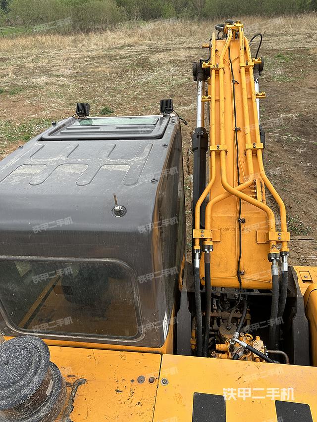 駕駛室頂部(整機(jī)外觀) 駕駛室頂部(整機(jī)外觀)