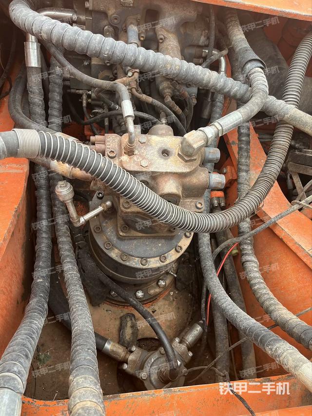 回转马达和主控阀（整机外观）