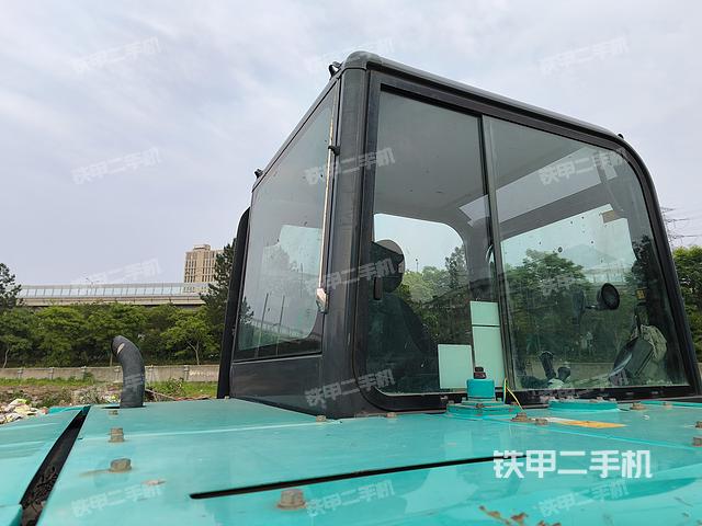 驾驶室顶部（整机外观）