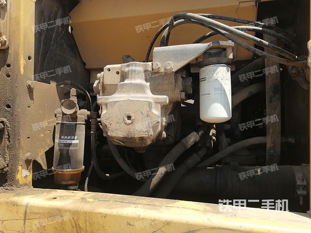 液压泵舱室正面整体（整机外观）