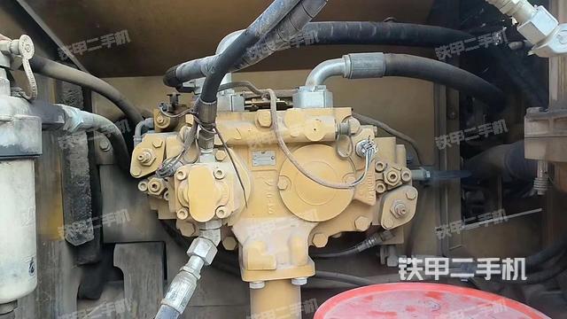 液压泵舱室正面整体（整机外观）