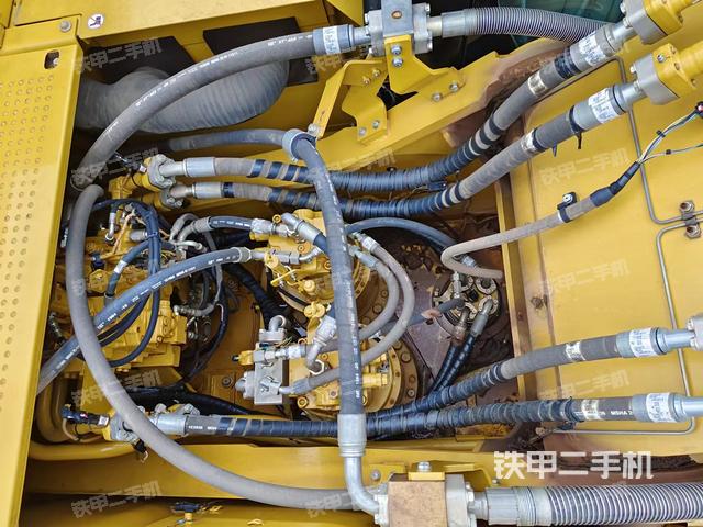 回转马达和主控阀（整机外观）