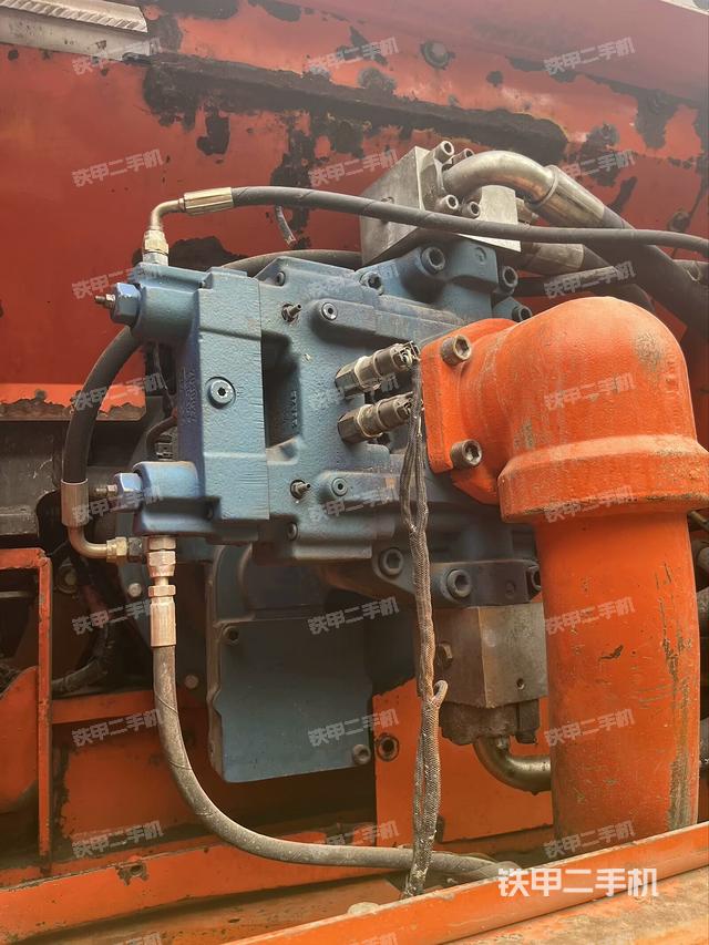 液压泵舱室正面整体（整机外观）