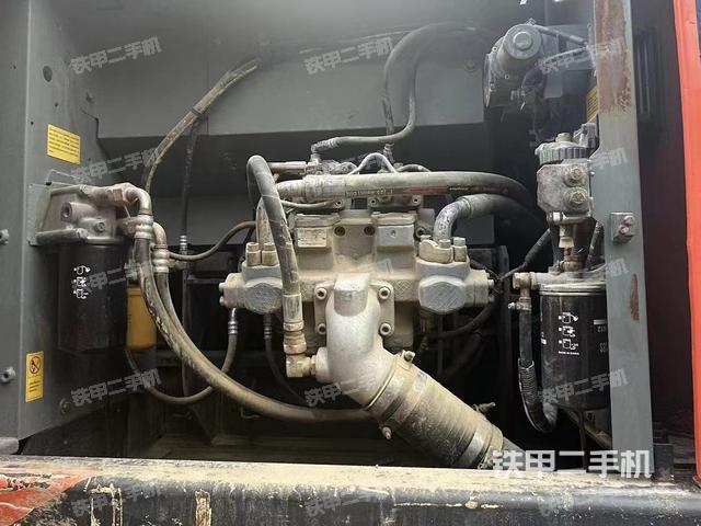 液压泵舱室正面整体（整机外观）