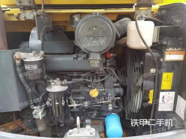 液压泵舱室正面整体（整机外观）