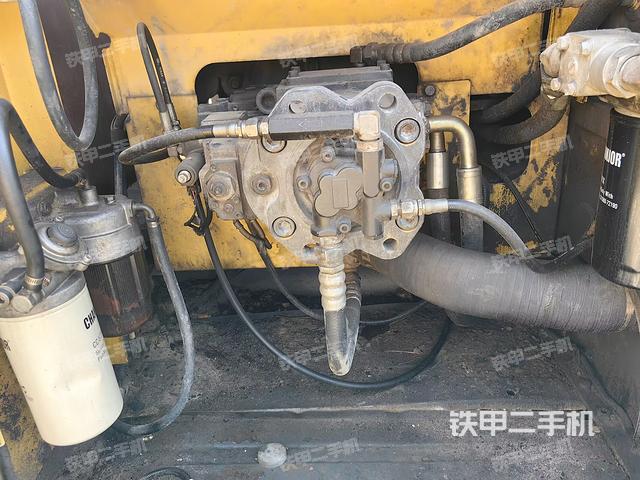液压泵舱室正面整体（整机外观）