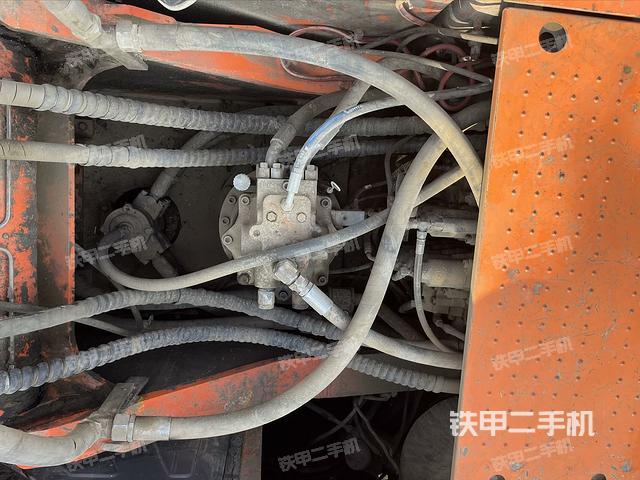 回转马达和主控阀（整机外观）