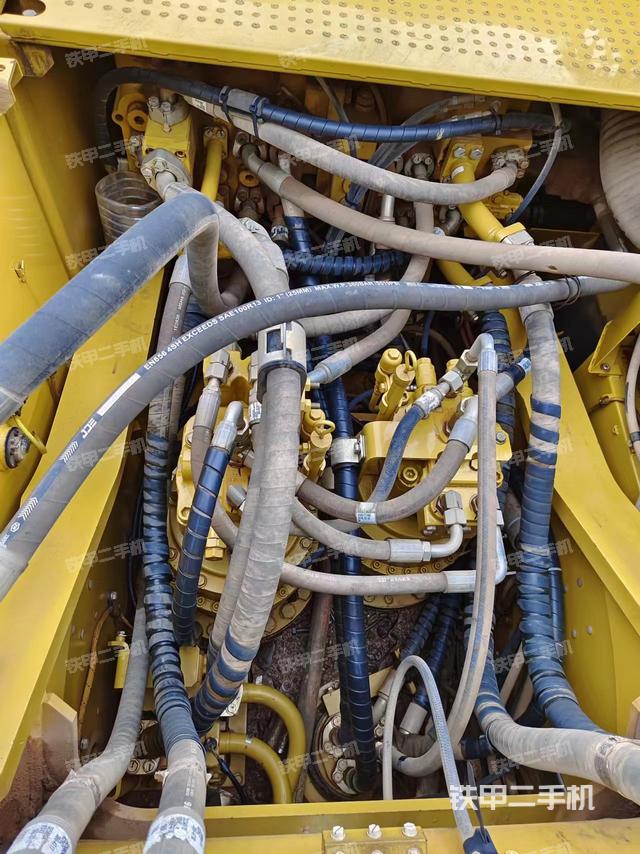 回转马达和主控阀（整机外观）