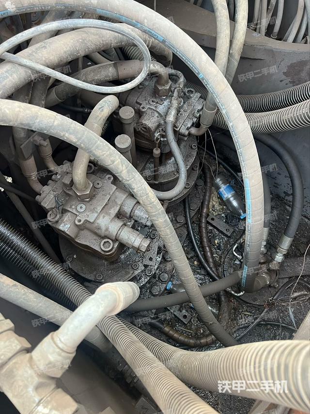 回转马达和主控阀（整机外观）