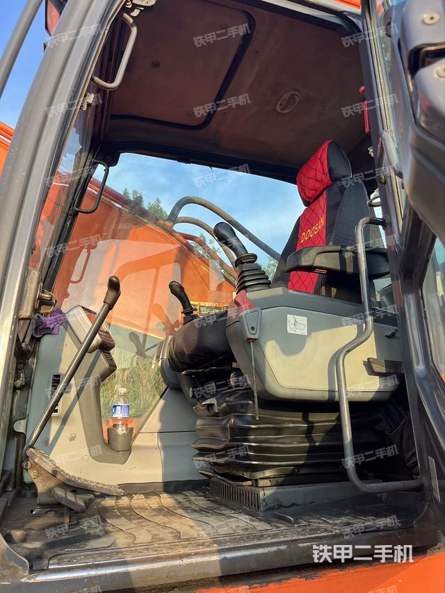 驾驶室整体（整机外观）