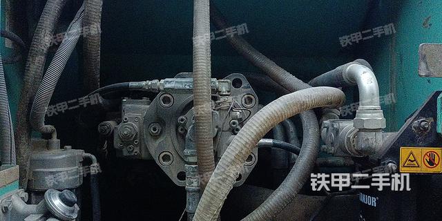 液压泵舱室正面整体（整机外观）