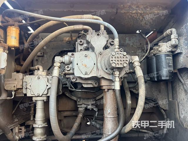 液压泵舱室正面整体（整机外观）