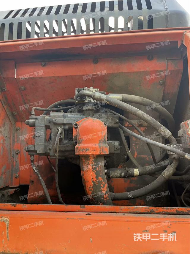 液压泵舱室正面整体（整机外观）