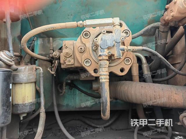 液压泵舱室正面整体（整机外观）