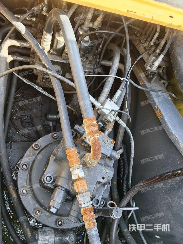 回转马达和主控阀（整机外观）