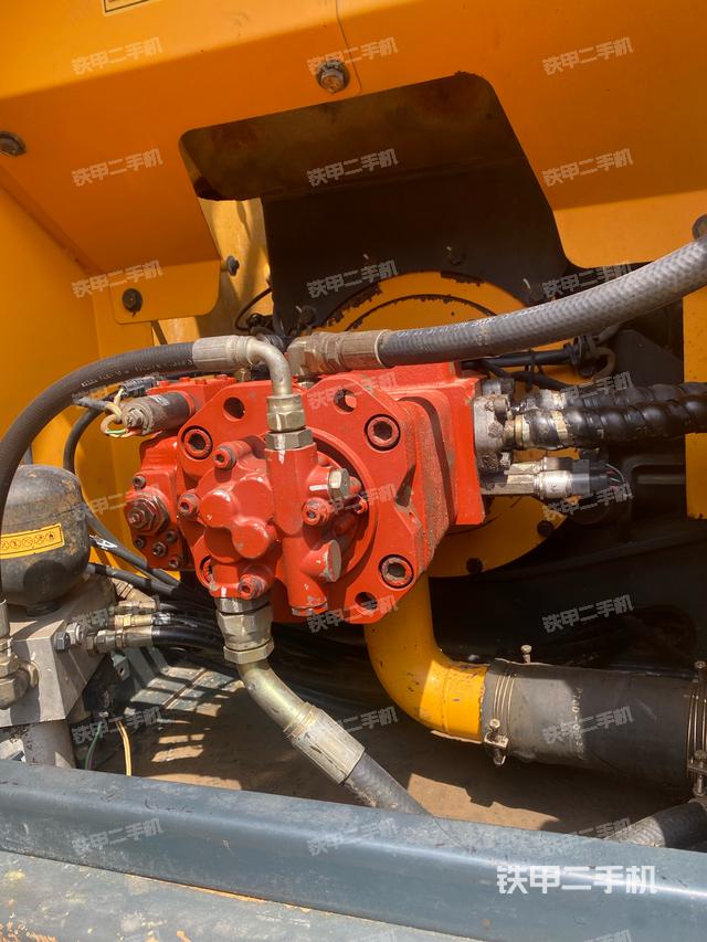 液压泵舱室正面整体（整机外观）