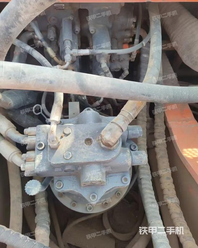 回转马达和主控阀（整机外观）