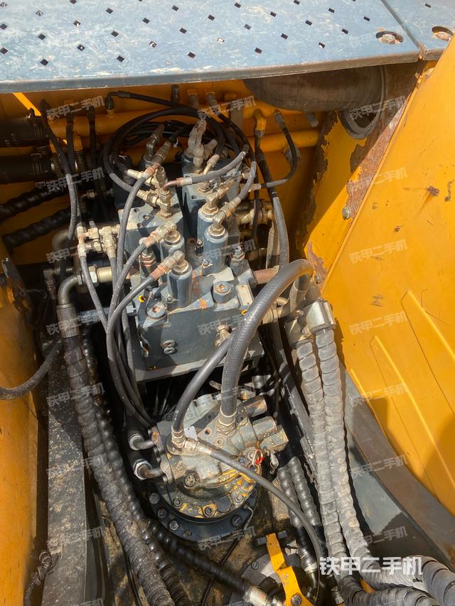 回转马达和主控阀（整机外观）