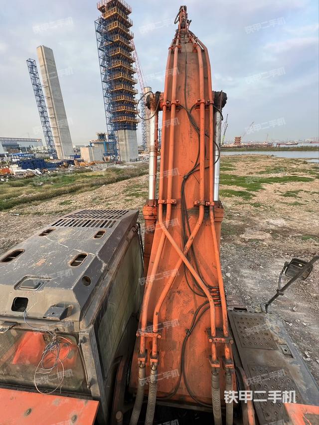 驾驶室顶部（整机外观）