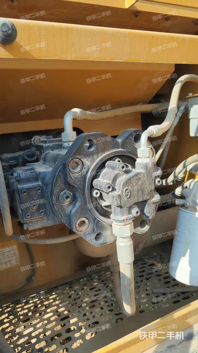 液压泵舱室正面整体（整机外观）