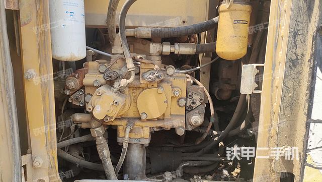 液压泵舱室正面整体（整机外观）