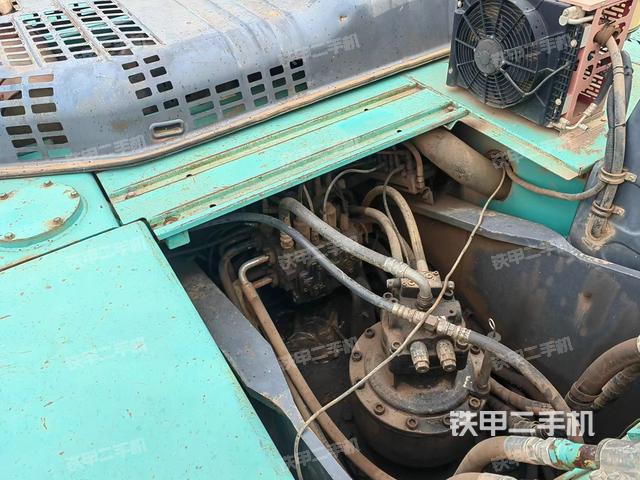 回转马达和主控阀（整机外观）