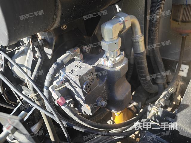 液压泵舱室正面整体（整机外观）