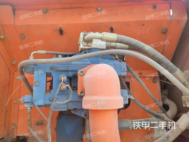 液压泵舱室正面整体（整机外观）