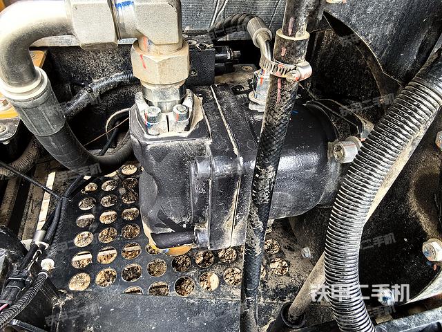 液压泵舱室正面整体（整机外观）