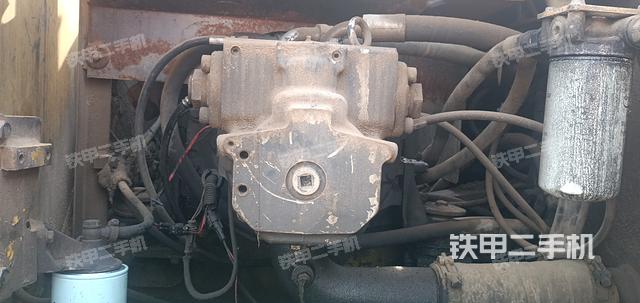 液压泵舱室正面整体（整机外观）