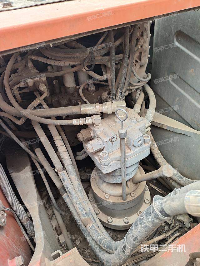 回转马达和主控阀（整机外观）