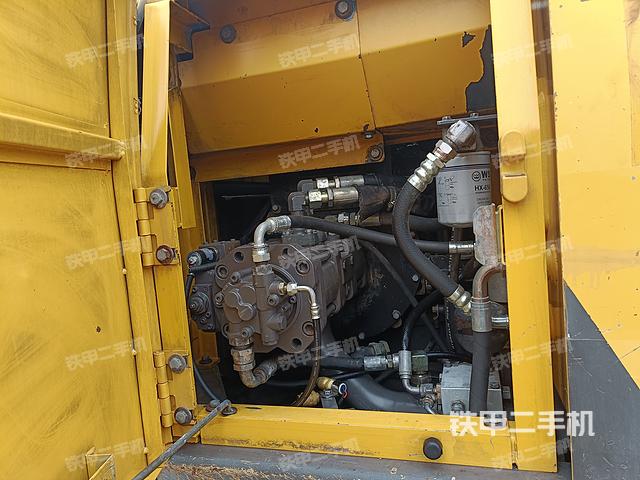 液压泵舱室正面整体（整机外观）