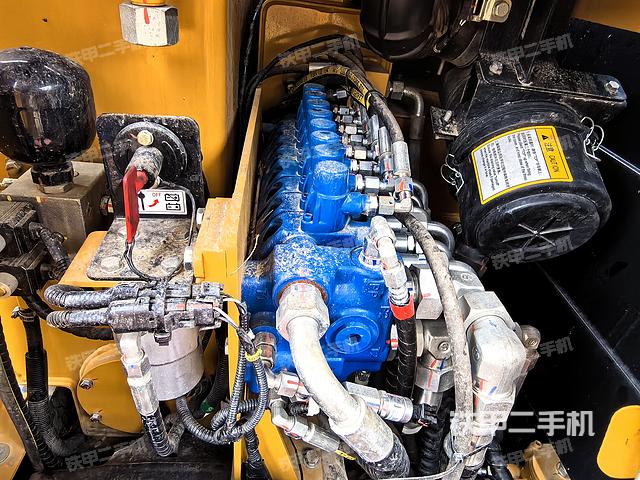 回转马达和主控阀（整机外观）