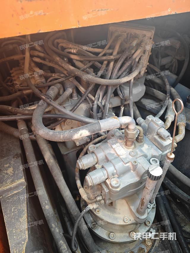 回转马达和主控阀（整机外观）