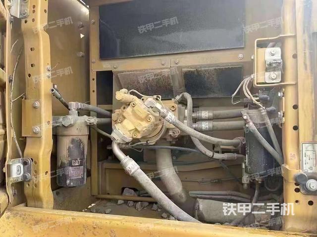 液压泵舱室正面整体（整机外观）