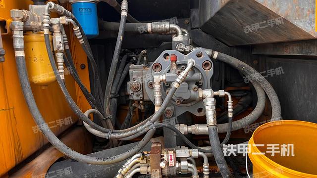 液压泵舱室正面整体（整机外观）