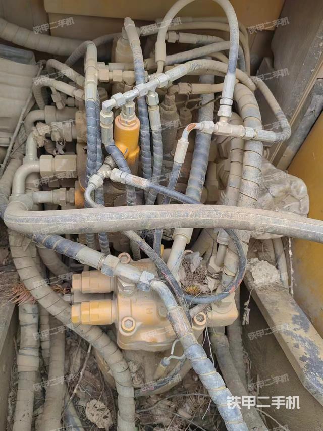 回转马达和主控阀（整机外观）