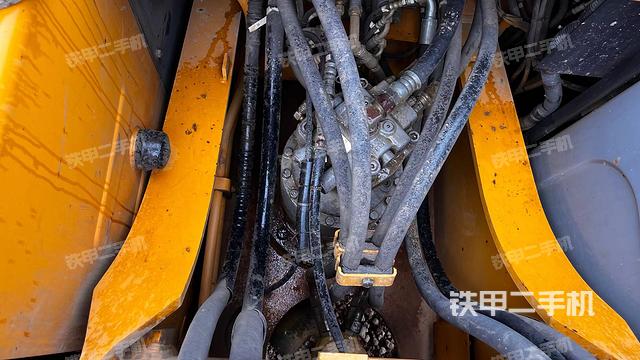 回转马达和主控阀（整机外观）