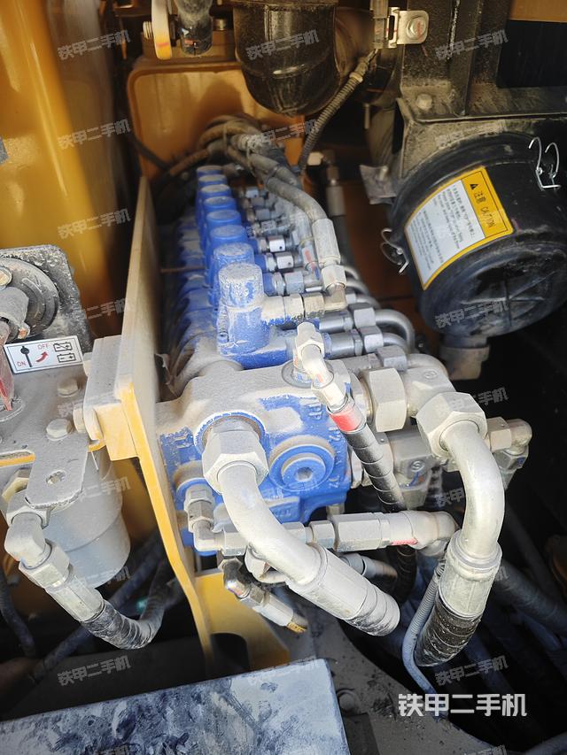 回转马达和主控阀（整机外观）