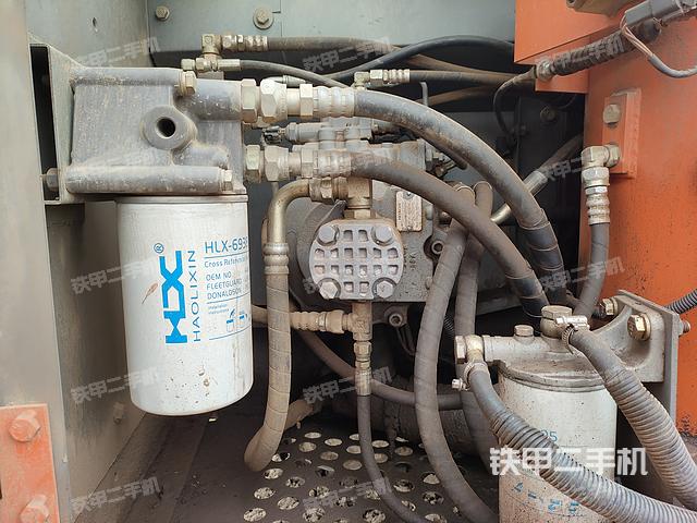 液压泵舱室正面整体（整机外观）